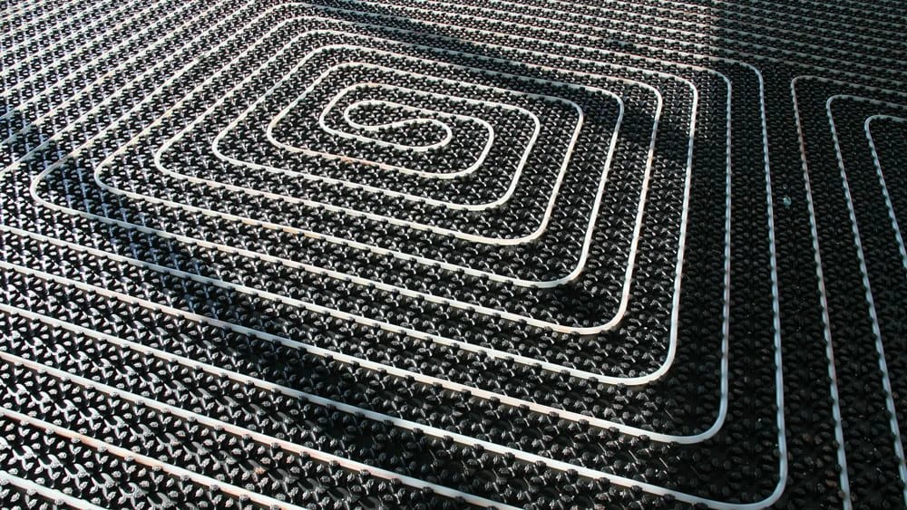 Eine grosse Metall-Fussbodenheizung wird gerade installiert.