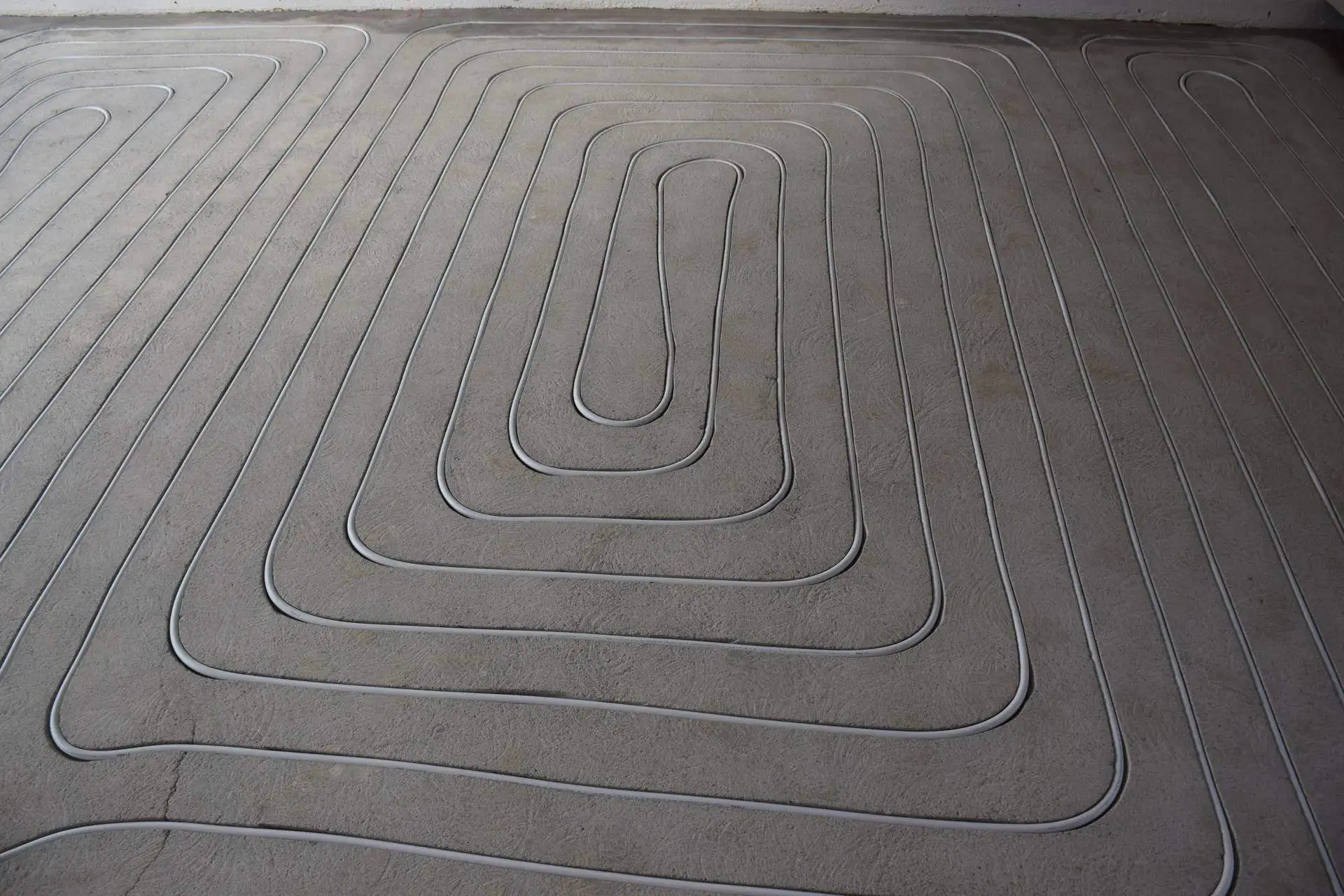 Eine grosse Metall-Fussbodenheizung wird gerade installiert.