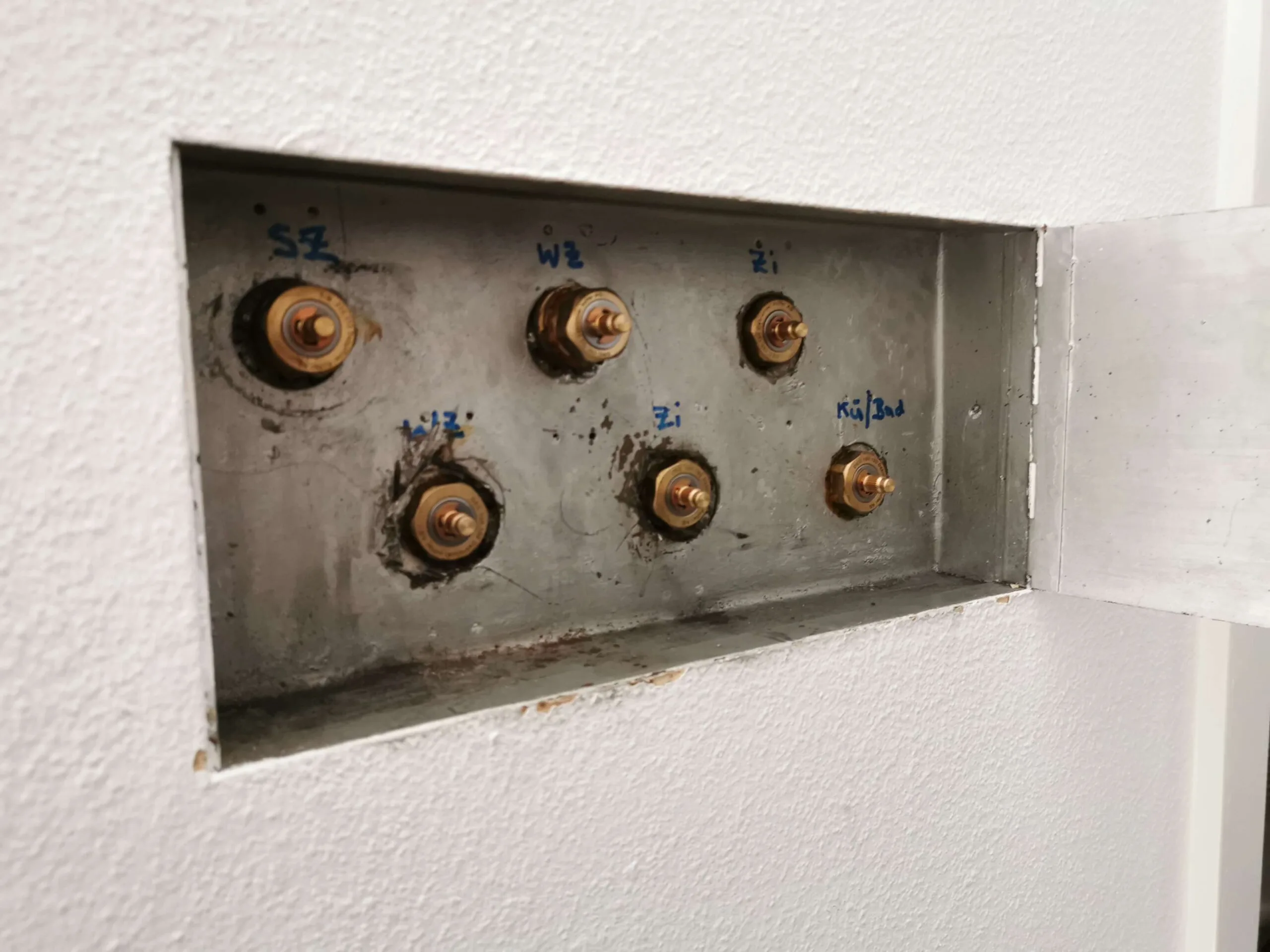 Eine Metallbox mit vier Schaltern und einer darauf abgebildeten Zahl.